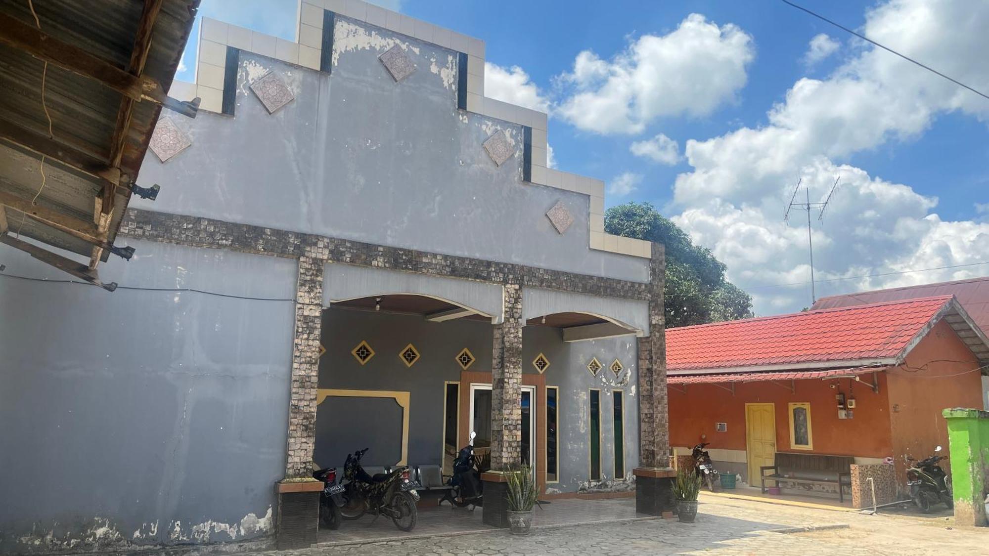 Oyo 93119 Guest House Leo Patra Muara Badak Exterior foto