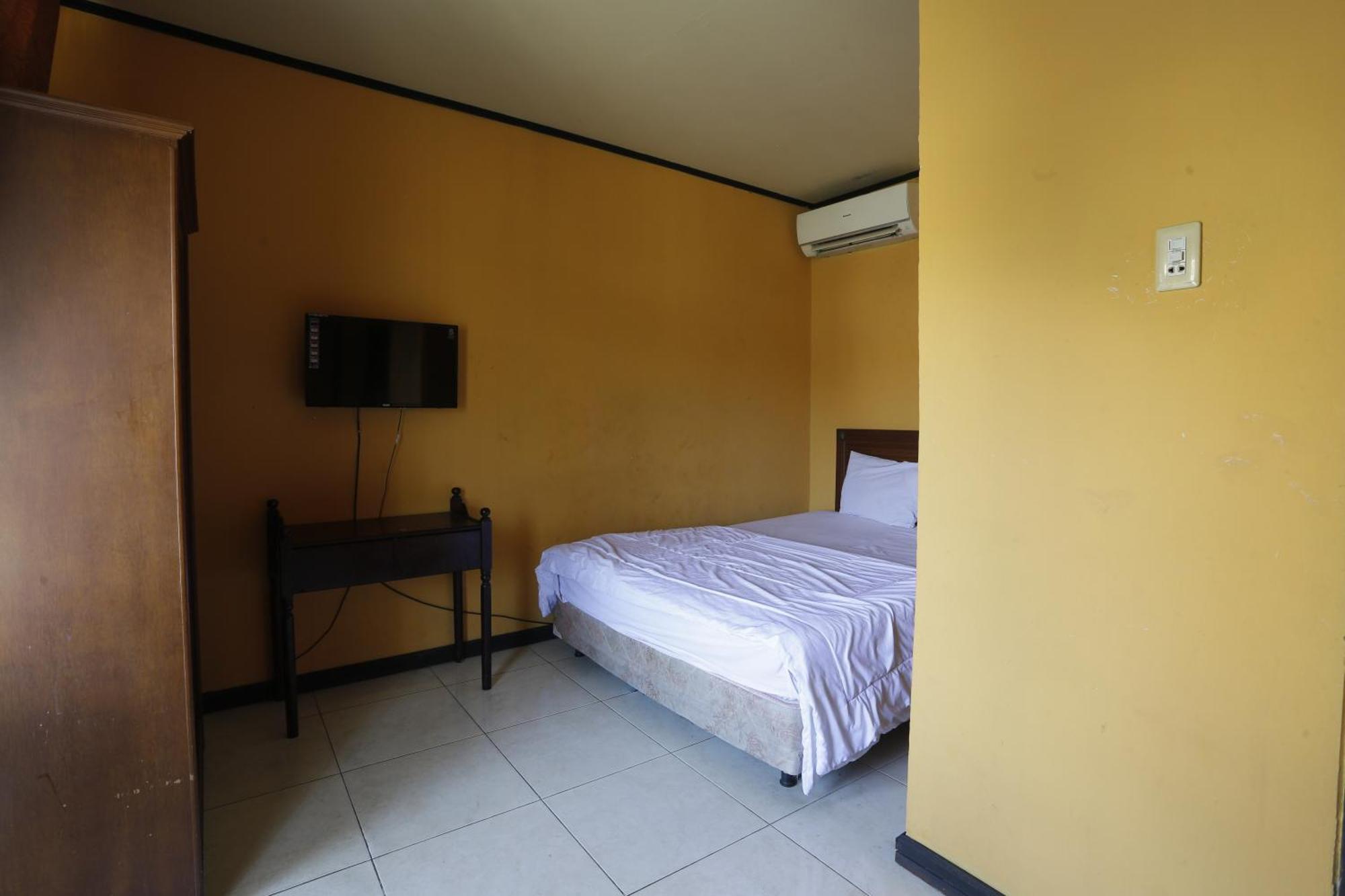 Oyo 93119 Guest House Leo Patra Muara Badak Exterior foto