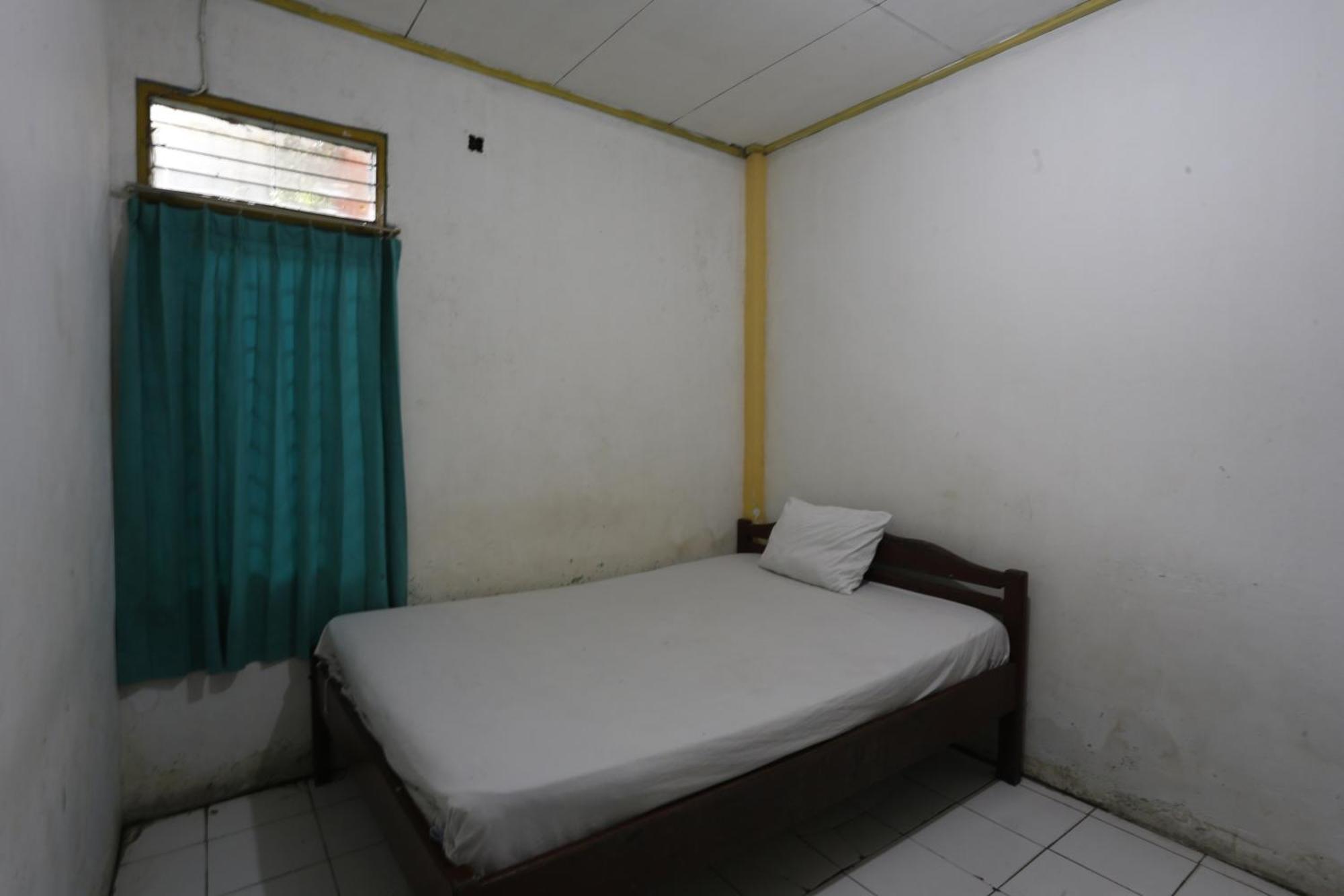 Oyo 93119 Guest House Leo Patra Muara Badak Exterior foto